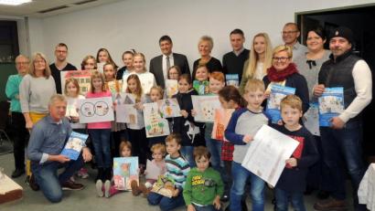 Bild: mor
Bürgermeister Edgar Knobloch und Zweite Bürgermeisterin Anita Stauber (hinten Mitte) gratulieren den Kindern und Jugendlichen, die mit ihren Bildern den Kalender „Grafenwöhr 2020“ gestalteten.
