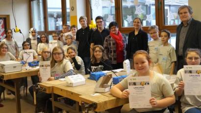 Bild: weu
Rektor Werner Winderl, Lisa Spichtinger sowie Lehrerin Gerlinde Lohrer und die Tutoren Benjamin Müller und Tobias Balk (von rechts) waren erfreut über das Engagement, das die Schüler bei ihren technischen Versuchen zeigten.