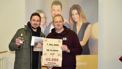 Bild: lep
Marco Lang aus Bamberg (bei der Typisierungsaktion in Burgebrach) ist der insgesamt 55.555 Spender der Hilfsaktion. Vorsitzender Michael Sporrer vom Verein „Hilfe für Anja“ dankt allen Spendern.
