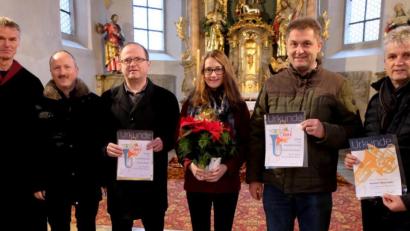 Bild: le
Der Gottesdienst am 3. Advent in der evangelischen Kirche St. Johannes Baptista gibt 
der Ehrung von Bläsern des Posaunenchores und den Glückwünschen für Judith Riedel als Kirchenmusikerin einen besonderen Rahmen.
Von links: Diakon Joachim Kiehl, Leiter Wolfgang Lang, Richard Riedel, Judith Riedel, Harald Schönberger und Norbert Meierhöfer.