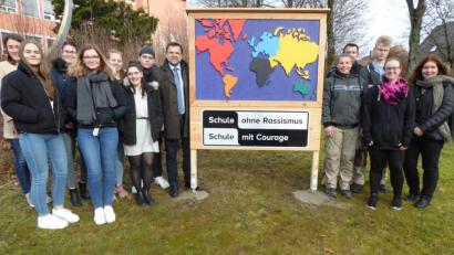 Bild: bba
Freude herrschte am BSZ über die neue Weltkarte im Rahmen der Projektarbeit „Schule mit Courage, Schule ohne Rassismus“.