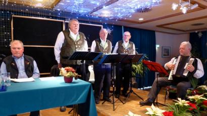 Bild: Schönberger, Ferdinand [fsb]
Bertram Erhardt (links) und die „Waldhauser Sänger“ mit Akkordeonisten Fred Fröhlich.