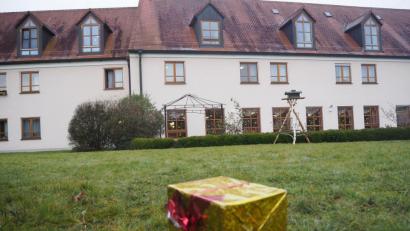 Bild: bl
50 000 Euro Zuschuss für neue Möbel. Über dieses Weihnachtspaket für das Alten- und Pflegeheim St. Johannis Stift (im Hintergrund) waren sich nicht alles Stadträte einig. Das vermutlich leere Deko-Päckchen hier dürfte der Wind vom Christbaum geschüttelt haben.