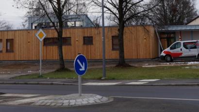 Bild: weu
Die Erweiterung des Kindergarten St. Ulrich geht zügig voran, bis Februar 2020 wird der Anbau bezugsfertig sein. Die Überquerungshilfe hat sich bewährt.