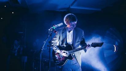 Bild: Sebastian Reiter
Cool, sympathisch, ganz allein – Jesper Munk auf der Bühne in der „Sünde“ Weiden.