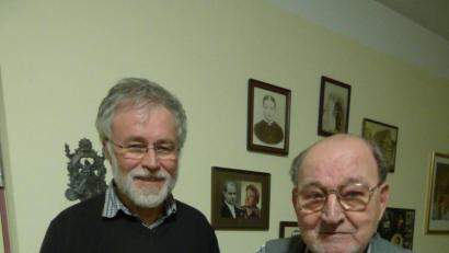 Bild: mng
Ein seltenes Ereignis, wenn jemand für 60 Jahre Mitgliedschaft geehrt wird. Stadtpfarrer Edmund Prechtl überreicht Heribert Schmitt (rechts) im Namen des Landesverbandes Bayerischer Krippenfreunde die Erinnerungsurkunde nebst einem kleinen Präsent.