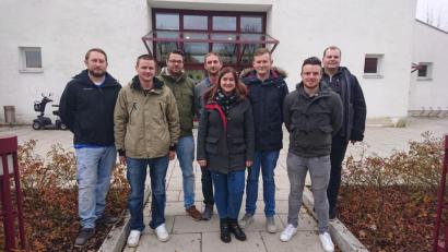 Bild: ads
Der neugegründete Verein „Faschingsprinzen Blau-Gelb“ mit Kevin Schatzschneider, Michael Biller, Alexander Schuller, Tobias Büller, Emily Klementa, Lukas Schiffler, Christoph Krisch und Holger Krügelstein (von links) hat für 2020 den Schnaittenbacher Faschingszug neu organisiert.