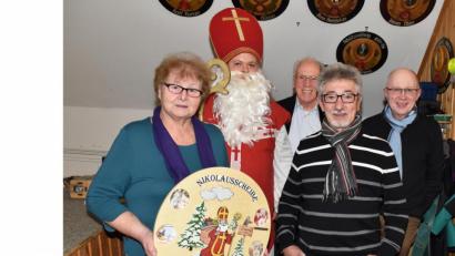 Bild: no
Mit (von links) Gewinnerin Anni Nägerl freuen sich der Nikolaus (Christopher Herzog), Schützenmeister Bruno Müller, Zweitplatzierter Lorenz Geitner und Drittplatzierter Werner Gleißner.