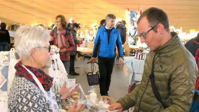 Bild: Hirsch
Marianne Zisler (links) präsentierte beim Bauernmarkt ihre handgefertigten Taschen, Kissen und Schürzen.