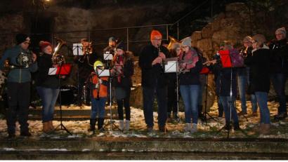 Bild: wro
Musikalisch eröffnet wurde der 4. kunsthandwerkliche Adventsmarkt von der Blaskapelle Falkenberg, die auch später noch aufspielte.