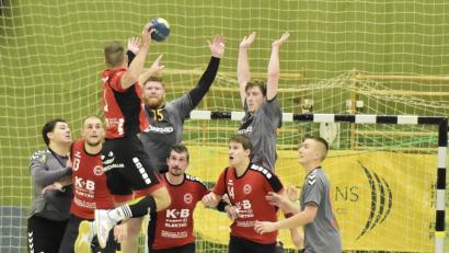Bild: Hubert Ziegler
Die Amberger Sean Turner (Nr. 15) und Philipp Lulla (rechts daneben) machen sich beim Sprungwurf des Sulzbacher Rückraumspielers Marco Schmidt (links vorne) ganz lang.