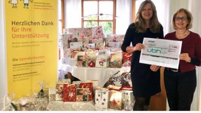 Bild: u
Die Weihnachtsspende der UBH-GROUP in Höhe von 1000 Euro geht heuer an die Selbsthilfegruppe krebskranker Kinder Amberg-Sulzbach. Zur Übergabe des Spendenschecks besuchte HR-Leiterin Hazel Davidson (links) die SHG-Vorsitzende Petra Waldhauser (rechts) in deren Privathaus in Hirschau. Sie hatte dort die Weihnachtsgeschenke schon dekorativ aufgebaut.