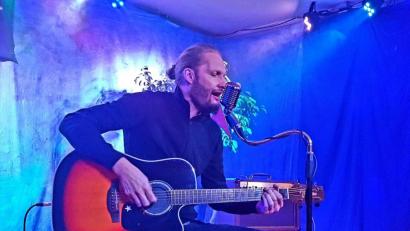 Bild: Kunz
Singer/Songwriter Huey Colbinger versprüht auf der "Live Stage" einen Hauch von Blues-Melancholie und schwebt zwischen Country und Folk.