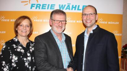 Bild: kro
Einstimmig wurde Johann Wurm (mitte) zum Bürgermeisterkandidaten der Freien Wähler gewählt. Darüber freuen sich auch seine Ehefrau Maria und Landratskandidat Ely Eibisch, der als Wahlleiter fungierte.