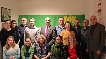 Bild: jma
Bürgermeisterkandidat Bernd Scheller (Mitte, stehend) und Landtagsabgeordneter Jürgen Mistol (rechts) mit den Nominierten für den Stadtrat Auerbach.