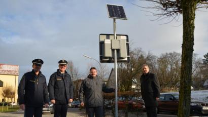 Bild: dob
Verkehrserzieher Jakob Stahl (links) freut sich am allermeisten über die Neuanschaffung des Vereins "Bürger und Polizei - Partner für Sicherheit", die mit einem Solarpanel den nötigen Akkuwechsel am Temposys abschafft. Erster Polizeihauptkommissar Martin Zehent (Zweiter von links) und Vereinsvorsitzender und Bürgermeister Andreas Wutzlhofer (rechts) ermöglichten den Kauf. Grundschulhausmeister Thomas Beierl (Zweiter von rechts) kümmerte sich um die Elektroinstallation.