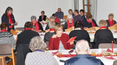 Bild: fjo
Unter Gesamtleitung von Petra Zilbauer (links) singen die Gäste der Seniorenweihnacht zu den Klängen der "Veeh-Harfen-Gruppe".