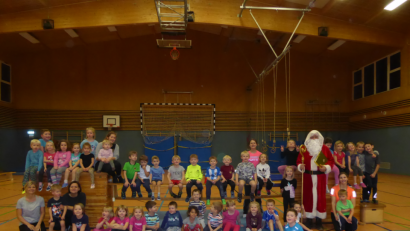 Bild: exb
Der Nikolaus besucht das Purzelvolk der DJK. Als Dank für die Geschenke zeigen die Kinder ihm ihre Turnkünste.