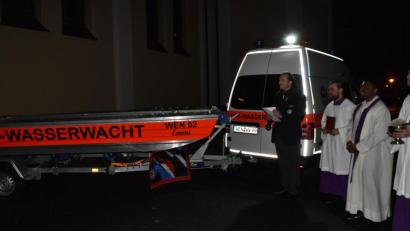 Bild: hcz
An Emmeram Herrmann erinnert das Wasserwacht-Rettungsboot "Emmi". Pfarrvikar Emmanuel erbat Gottes Segen für das Boot und seine Besatzung bei ihren Einsätzen.