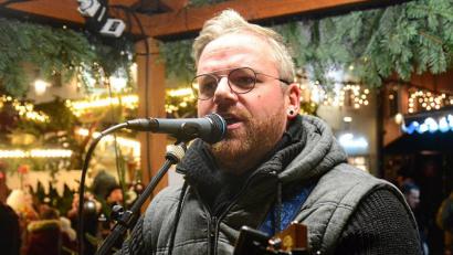 Bild: Kunz
Ben Stone spielt auf dem Weidener Christkindlmarkt Pop-Klassiker.