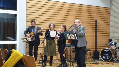 Bild: kal
Heinz Lang singt mit seiner Familie das Lied "Irgendwann bleib' i dann dort".