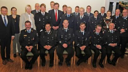 Bild: Dobmeier
Die Feuerwehr Weiden ehrt langjährige aktive und passive Mitglieder.