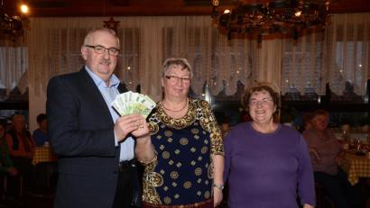 Bild: bey
Herbert Putzer, Vorsitzender der Kinderkrebshilfe in der Region Oberpfalz-Nord (links) und Schriftführerin Helene Rolle (rechts) sind dankbar über die Spende von Edeltraut Höhne und ihrem Stammtisch "Edeltraut" in Höhe von 1.100 Euro.