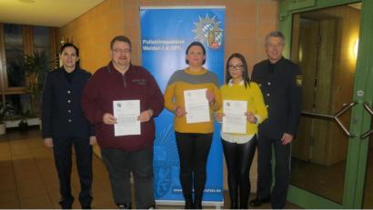 Bild: exb
Seda Wintermayr, stellvertretende PI-Leiterin (links) und PI-Leiter Klaus Müller (rechts) danken (von links) Thomas Malzer, Luminita Leonhard und Michele Forster für ihren Mut.