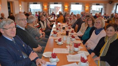 Bild: jr
vlf-Geschäftsführer Wolfgang Wenisch (links) freute sich über ein volles Haus am Montagnachmittag bei der Seniorenadventsfeier. Gestaltet wurde der Nachmittag vom Frauen-Aktionsteam (rechts sitzend). Bei Kaffee, Kuchen und Stollen verbrachten die Senioren ein paar gemütliche Stunden.