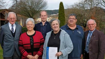 Bild: twi
Stellvertretender Kreisvorsitzender Engelbert Ehbauer (links), Bürgermeister Konrad Kiener (Dritter von links) und Vorsitzender Reinhard Rädel (rechts) zeichneten Anna Kunschert (Zweite von links), Barbara Kraus (Dritte von links) und Manfred Voigt (Zweiter von rechts) für ihre Treue zum Verein aus.