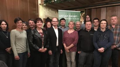 Bild: eig
Bürgermeisterkandidat Martin Völkl (Siebter von links) und sein Kandidatenteam: Sie treten an, um nichts weniger als die Erde als Paradies zu erhalten, „einen Ort, an dem alles für jeden möglich ist“.