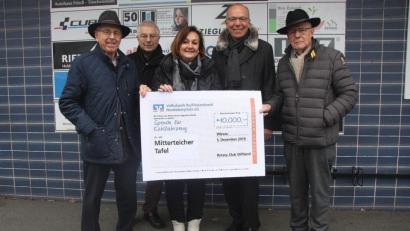 Bild: wro
10 000 Euro in Form eines symbolischen Schecks - ausgestellt auf die Mitterteicher Tafel - überbrachten Klaus Kupke (links) und Wolfgang Gropengießer (Zweiter von rechts) im Namen der Stiftland-Rotarier. Dankeschön dafür sagten Karl Haberkorn (Zweiter von links), Gerhart Höhn (rechts) und Nicole Fürst (Mitte).