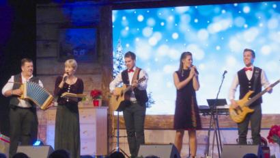 Bild: Schönberger, Ferdinand [fsb]
„Oesch’s die Dritten“ aus dem Berner Oberland könne nicht nur hervorragend jodeln, sondern überbrücken auch profihaft die Pause, die durch einen Alarm in der Stadthalle ausgelöst wurde.