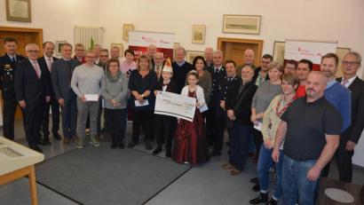 Bild: jr
Ein vorweihnachtliche Freude bereitete die Sparkasse Oberpfalz Nord 19 Mitterteicher Vereinen und Institutionen. Insgesamt verteilte das Bankinstitut 12000 Euro. Bei der Übergabe im Historischen Rathaus mit dabei waren Sparkassen-Vorstandsvorsitzender Ludwig Zitzmann (2. von links), Vorstandsmitglied Hans-Jörg Schön (3. von links), Bürgermeister Roland Grillmeier (4. von links) und Geschäftsstellenleiter Eduard Frank (rechts).