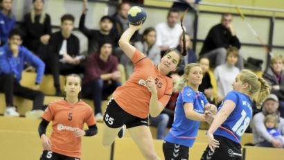 Bild: Hubert Ziegler
Die Amberger Linksaußen Martina Kardos (Mitte am Ball) mit schönem Sprungwurf am Weidener Kreis, beobachtet von HG-Rechtsaußen Romina Sommer (links hinten).