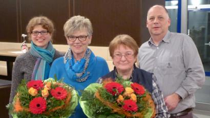 Bild: Schönberger, Ferdinand [fsb]
Manuela Da Ros (links) und Vorstandsvorsitzender Thilo Schmidt (rechts) ehren Anita Komma-Pöllath und Ute Kleinert (Mitte von links).