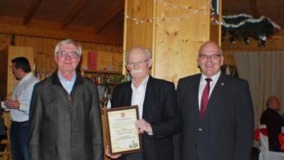 Bild: enz
BBürgermeister Klaus Meyer (rechts) und der Werkleiter des Sibyllenbades, Gerhard Geiger (links) gratulieren Professor Wolfgang Grunewald. 	Bild: enz