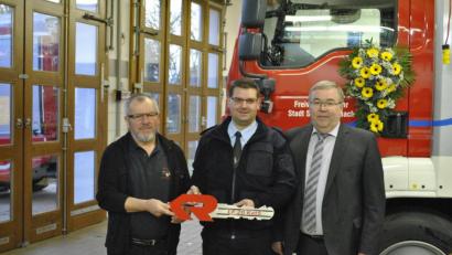 Bild: wfw 
Offizielle Schlüsselübergabe durch Bürgermeister Sepp Reindl (rechts) an die Kommandanten Michael Werner (Mitte) und Karl Hottner.