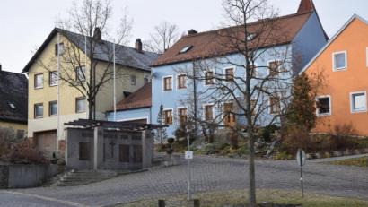 Bild: fz
Ob man in der Kleinen Dorferneuerung beim Buswendeplatz die Sicherheitsprobleme beseitigen kann, ist mehr als fraglich.