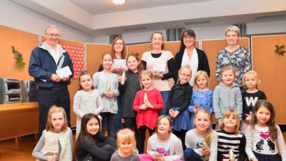 Bild: fjo
Der Nachwuchs freut sich über Schoko-Nikoläuse und (hinten, von links) Dr. Josef Nickl, Julia Wittmann und Regina Kriechenbauer über die Spende durch Jutta Reinisch und Christl Kaas.