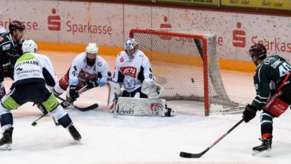 Bild: Hans-Jürgen Ziegler
Der Anfang vom Ende für die Blue Devils beim 0:6 in Rosenheim: Alexander Höller (Zweiter von links) schießt in der zwölften Minute zum 1:0 für die Starbulls ein. Die Weidener Marco Pronath, Marco Habermann, Barry Noe und Goalie Daniel Filimonow (von links) können den Treffer nicht verhindern. Rechts der Rosenheimer Michael Baindl.