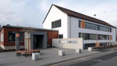 Bild: Wolfgang Steinbacher
So sieht das sanierte Ammersrichter Schulhaus jetzt aus.