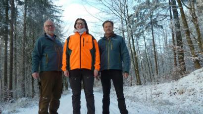 Bild: Portner
Stabwechsel im Staatswald bei Wildstein: Ingo Greim (links) vom Forstbetrieb Flossenbürg stellt mit Försterin Christina Bösl die neue Leiterin des Forstreviers Pullenried vor. Walter Ostermayr verabschiedet sich in die Altersteilzeit.