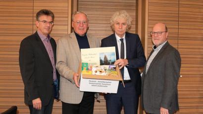 Bild: Stefan Malzer, Landkreis Tirschenreuth/exb
Die Pakete sind mit Lebensmitteln und weihnachtlichen Leckereien befüllt, der Wert liegt bei jeweils ca. 30 Euro. Von links: Personalchef Walter Brucker, DAGA-Präsident Helmuth Wächter, Landrat Wolfgang Lippert und Wolfgang Jäger, Leiter des Sozialamtes.