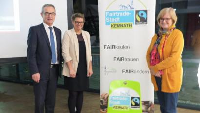 Bild: jzk
Bürgermeister Werner Nickl zeigte Ruth Dorner und Dr. Catharina Denk (von rechts) den Stuhl, den Kemnaths KinderKunst für die Fairtrade Stadt Kemnath gestaltet hat.