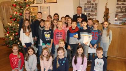 Bild: M. Streich, Stadt Tirschenreuth/exb
Bürgermeister Franz Stahl (hinten rechts) mit Klassenleiterin Theresia Thoma (hinten links) und der 4b im Foyer des Rathauses.