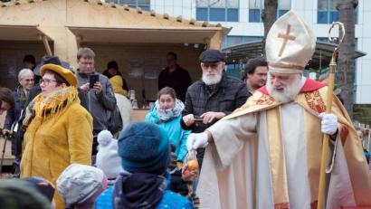 Bild: Klinikum/Dietl/exb
Auch der Nikolaus war beim Weihnachtsmarkt am Klinikum St. Marien vertreten, zur Freude der Kinder allerdings ohne Knecht Ruprecht.