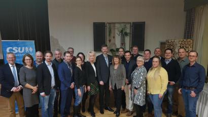 Bild: exb
Bei der Nominierungsversammlung der Schwarzenfelder CSU wurden 20 Kandidaten für die Wahl zum Marktrat im kommenden März bestimmt. An der Spitze der Liste steht der bereits nominierte Bürgermeisterkandidat Wolfgang Prebeck (Mitte). Unterstützung versprachen der Schwandorfer Oberbürgermeister Andreas Feller (links) und die Fraktionsvorsitzende der Kreistags-CSU, Martina Englhardt-Kopf (daneben).