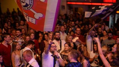 Bild: Andreas Brückmann
Die Funky Blues Rabbits feierten ihren 16. Bandgeburtstag im Casino-Saal in Amberg mit vielen Gästen.
