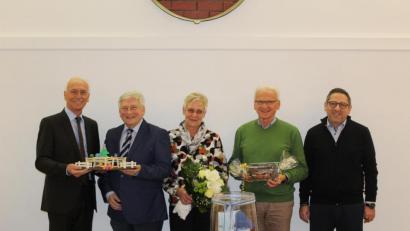 Bild: soj
Verbandsvorsitzender Peter König (links) sowie der neue Geschäftsführer Thomas Prechtl (rechts) dankten Helmut und Jutta Graf (von links) sowie dem scheidenden Wasserwart Wolfgang Sticht.